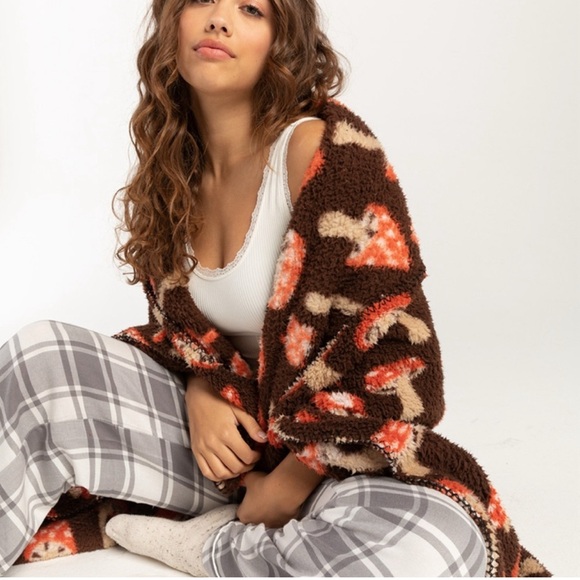 NWT mushroom print Sherpa Blanket - Brand New - Picture 2 of 9